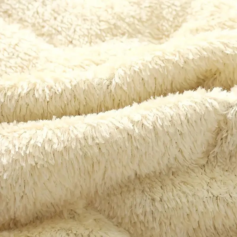 A black hooded fleece vest, suitable for autumn and winter daily warmth style, easy to adjust the hood for autumn and winter